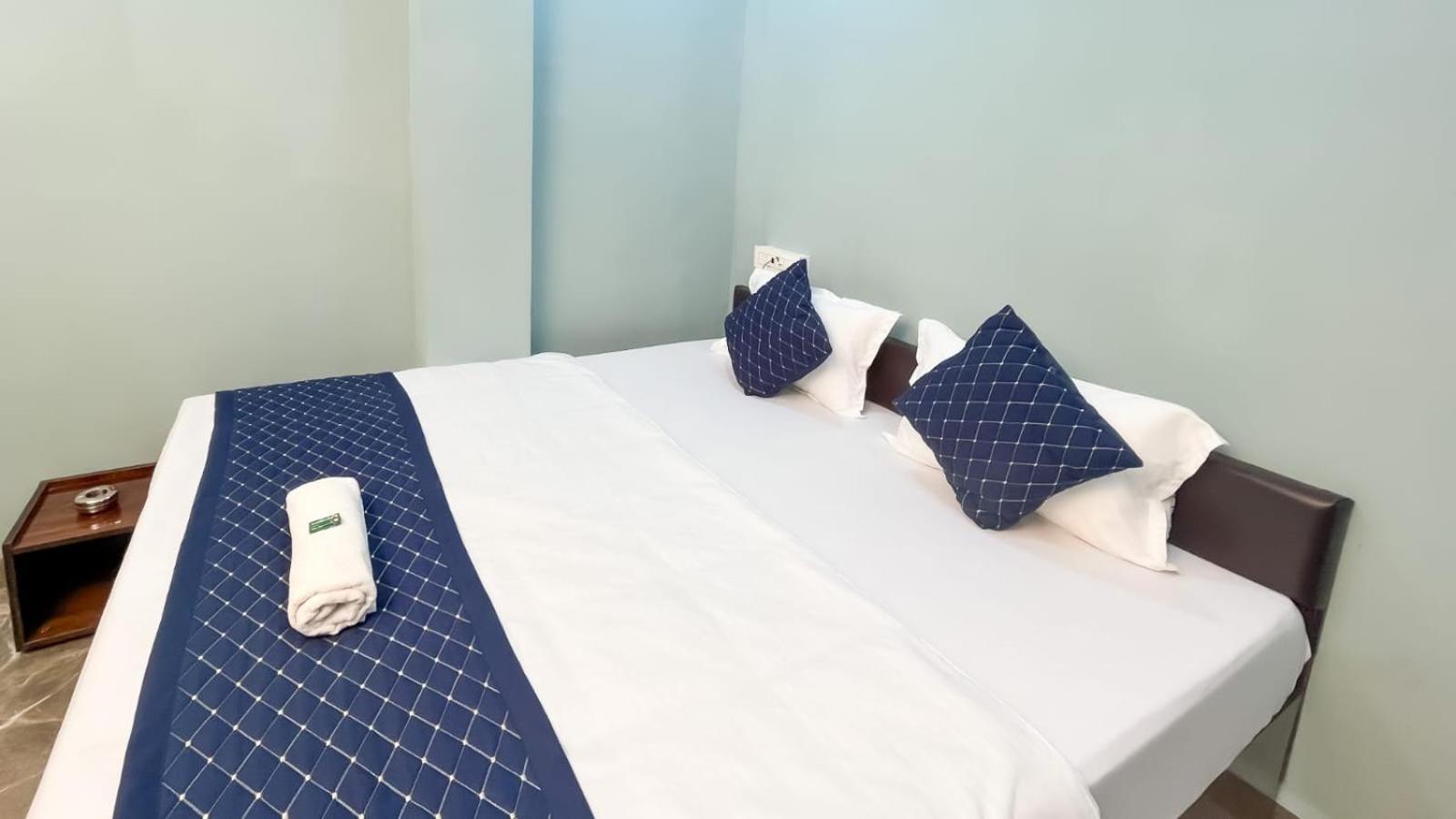 Hotel Abhinandan Indore Buitenkant foto